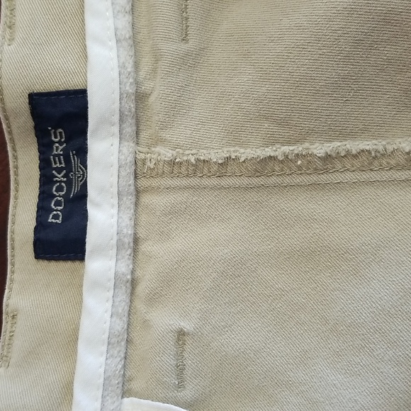Dockers Khaki Men's Shorts - Picture 2 of 9